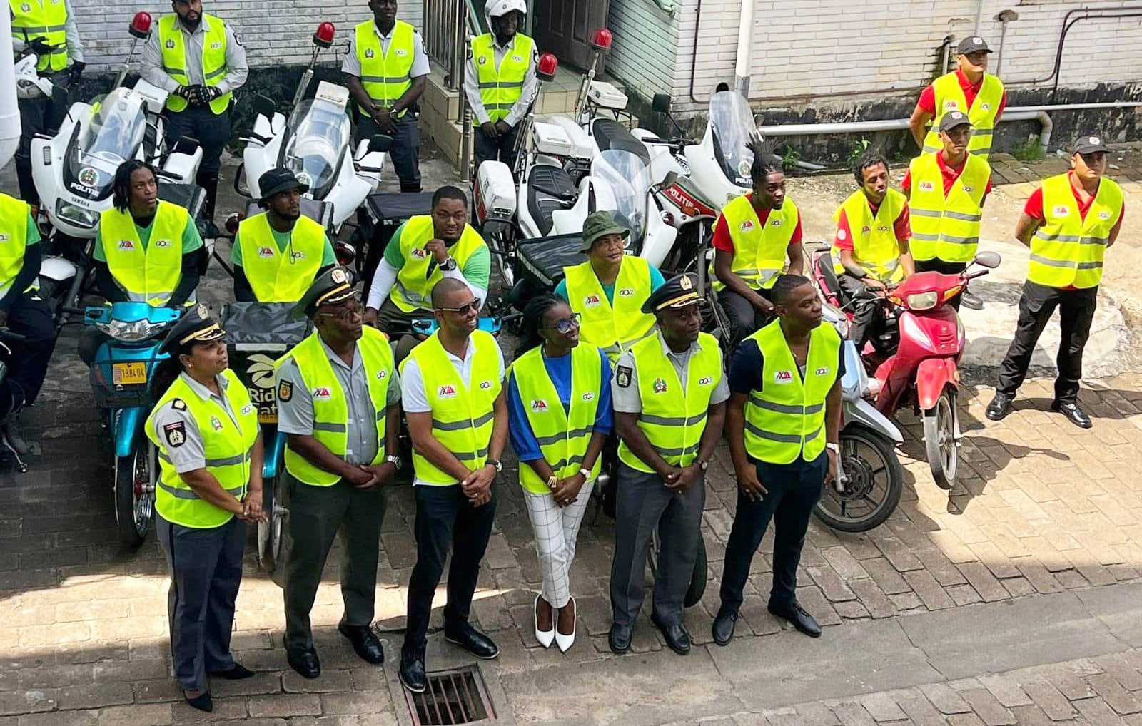 Reflecterende veiligheidsvesten worden uitgereikt aan politie en bezorgers